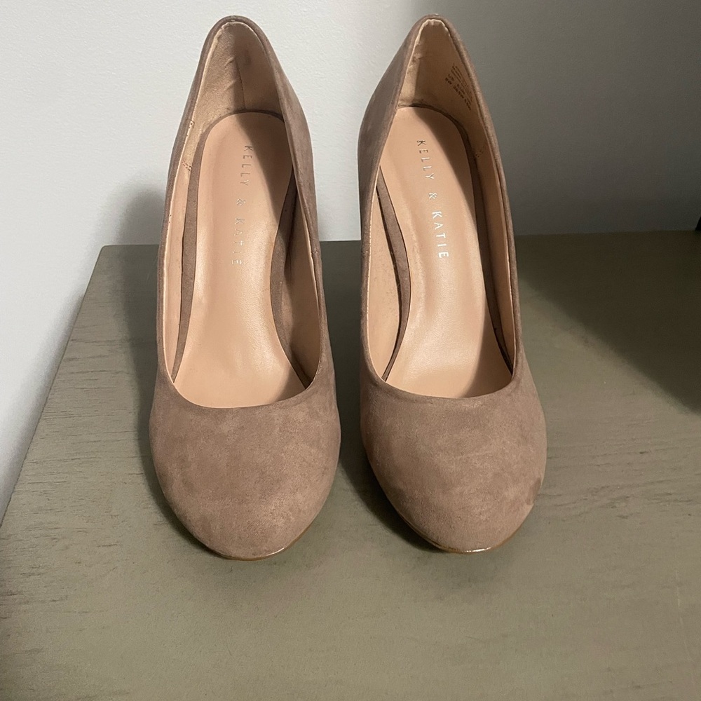 Kelly and Katie Tan Suede Heel. Size 8W.